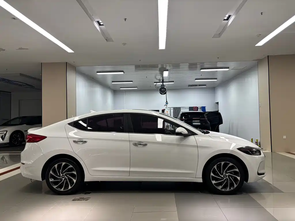 Hyundai Elantra — фото 4