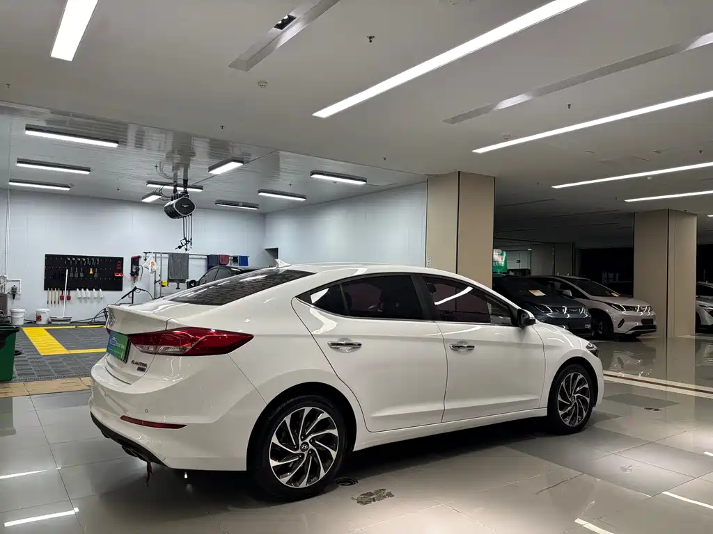 Hyundai Elantra — фото 5