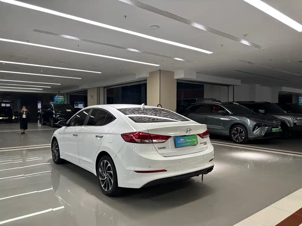 Hyundai Elantra — фото 7