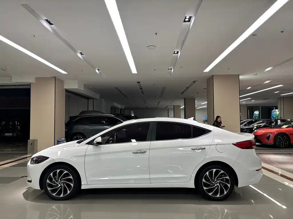 Hyundai Elantra — фото 8
