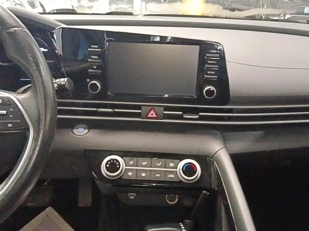 Hyundai Elantra — фото 13