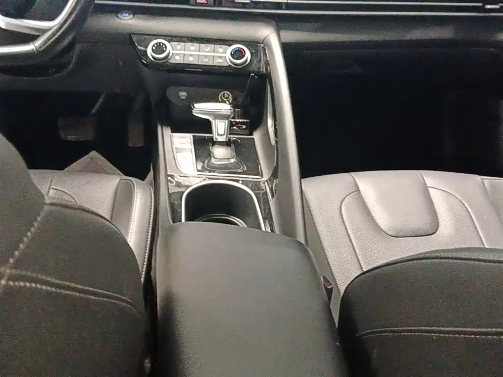 Hyundai Elantra — фото 14