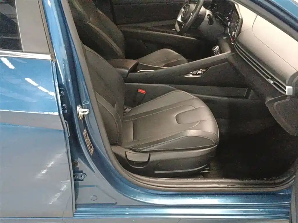 Hyundai Elantra — фото 25