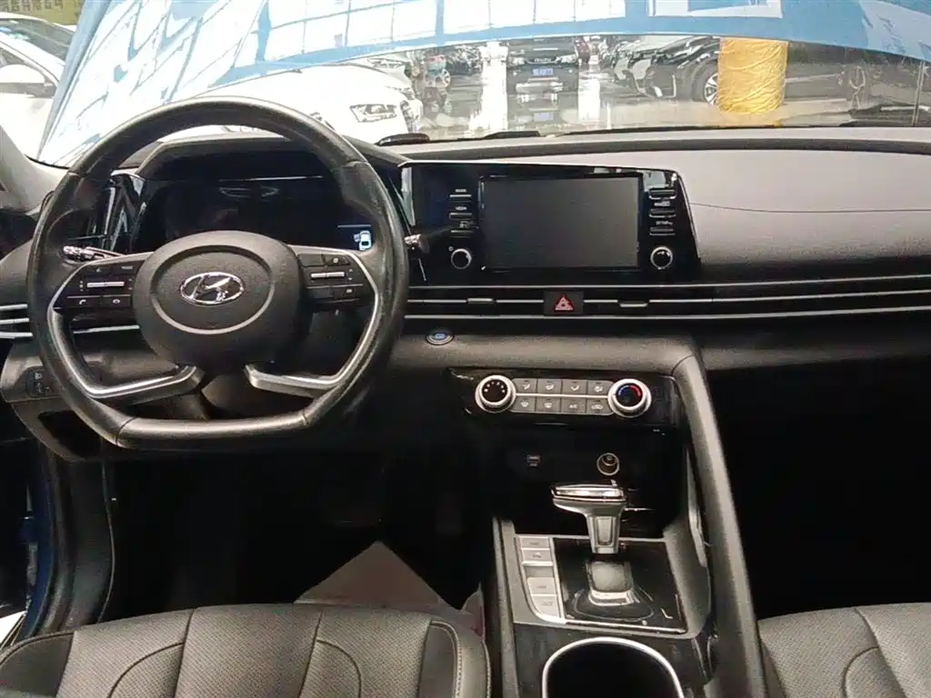 Hyundai Elantra — фото 10