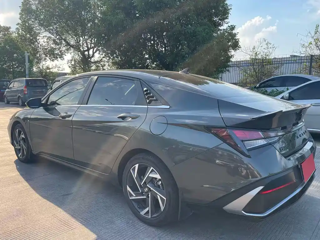 Hyundai Elantra — фото 11