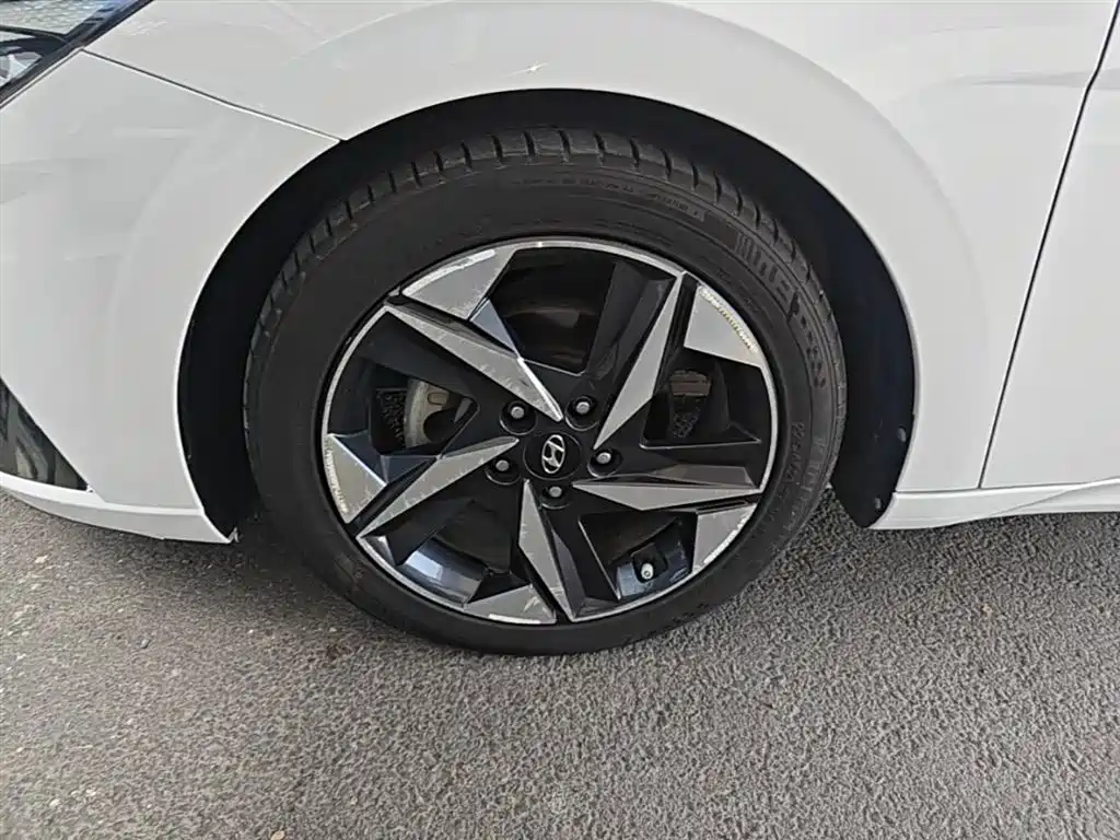 Hyundai Elantra — фото 23