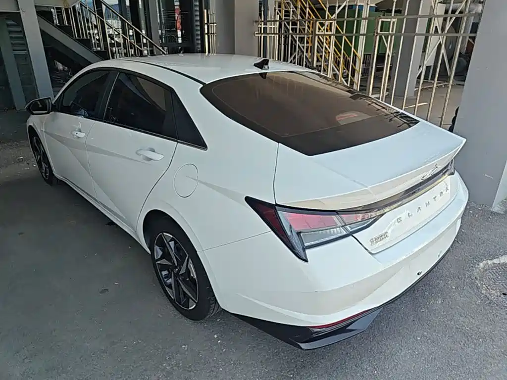 Hyundai Elantra — фото 5