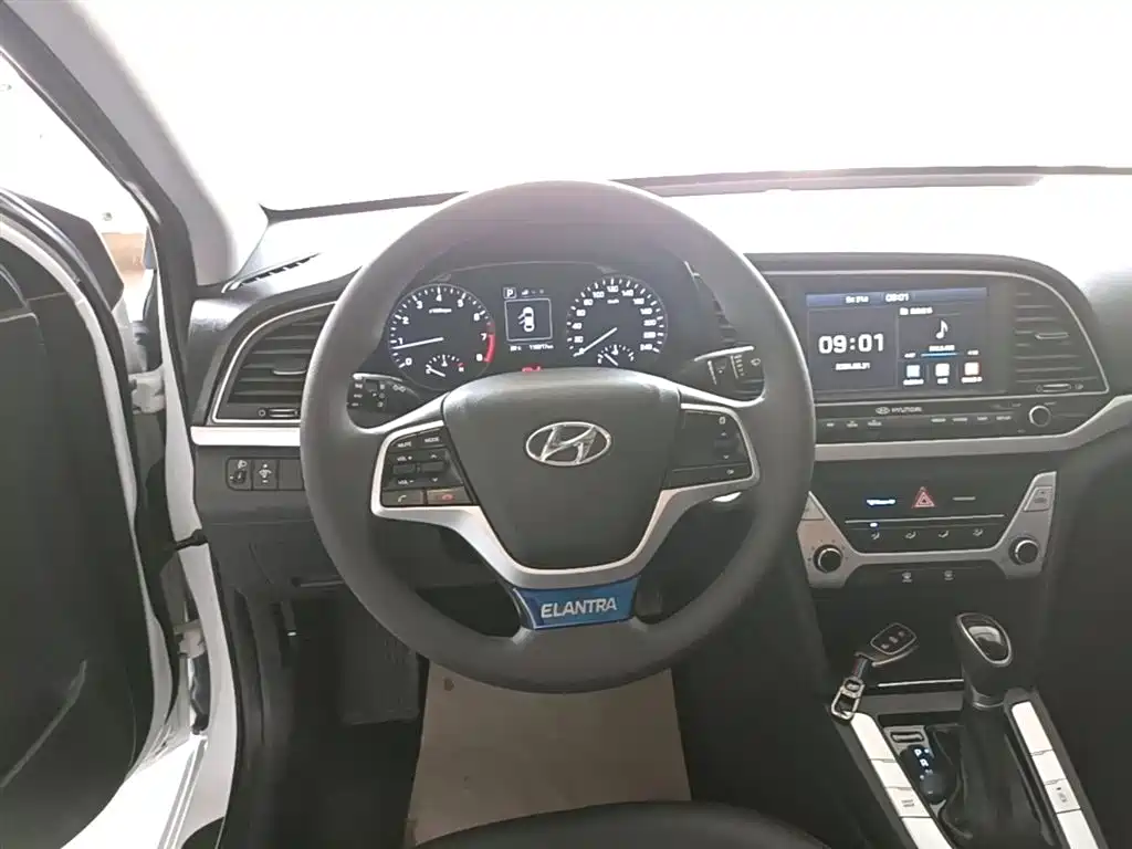 Hyundai Elantra — фото 11