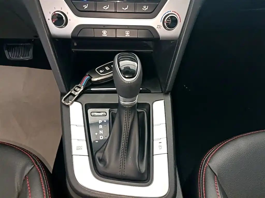 Hyundai Elantra — фото 14