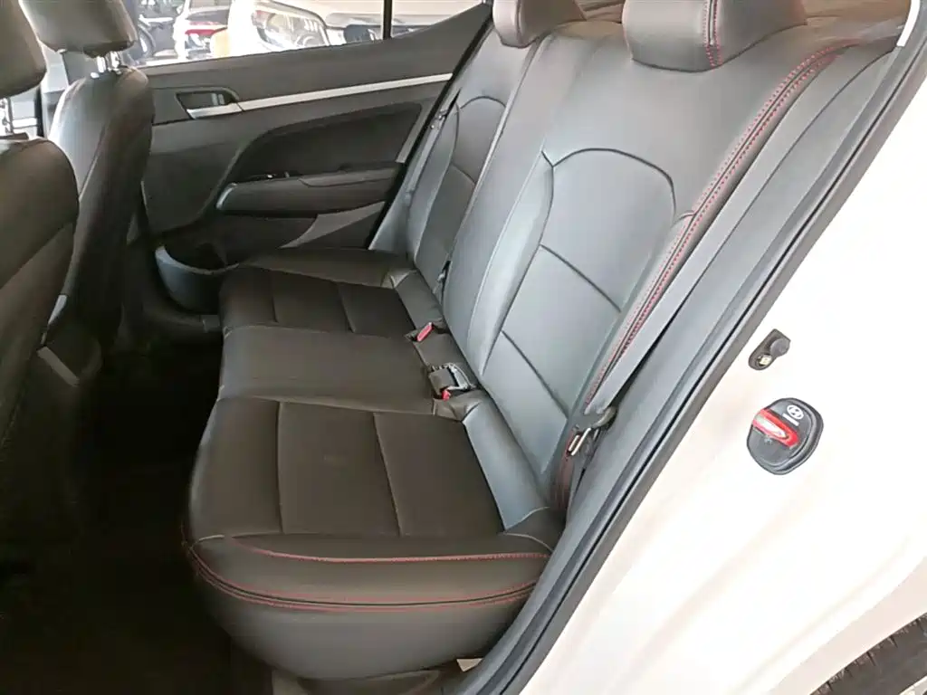 Hyundai Elantra — фото 17