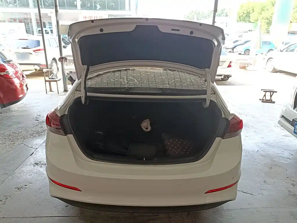 Hyundai Elantra — фото 19