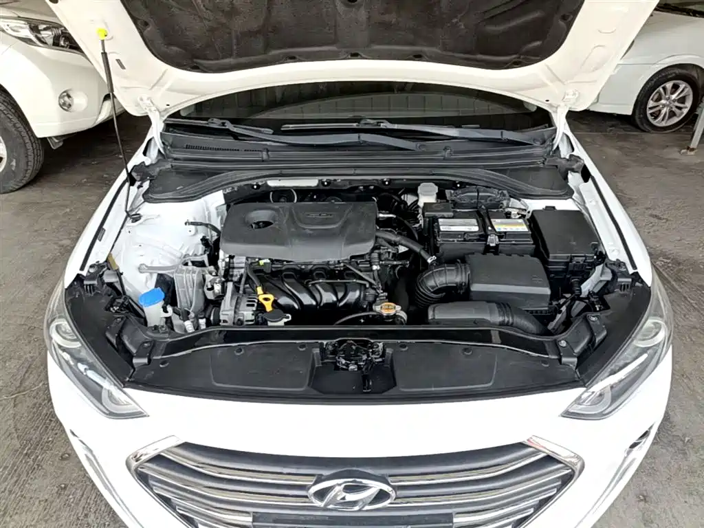 Hyundai Elantra — фото 20