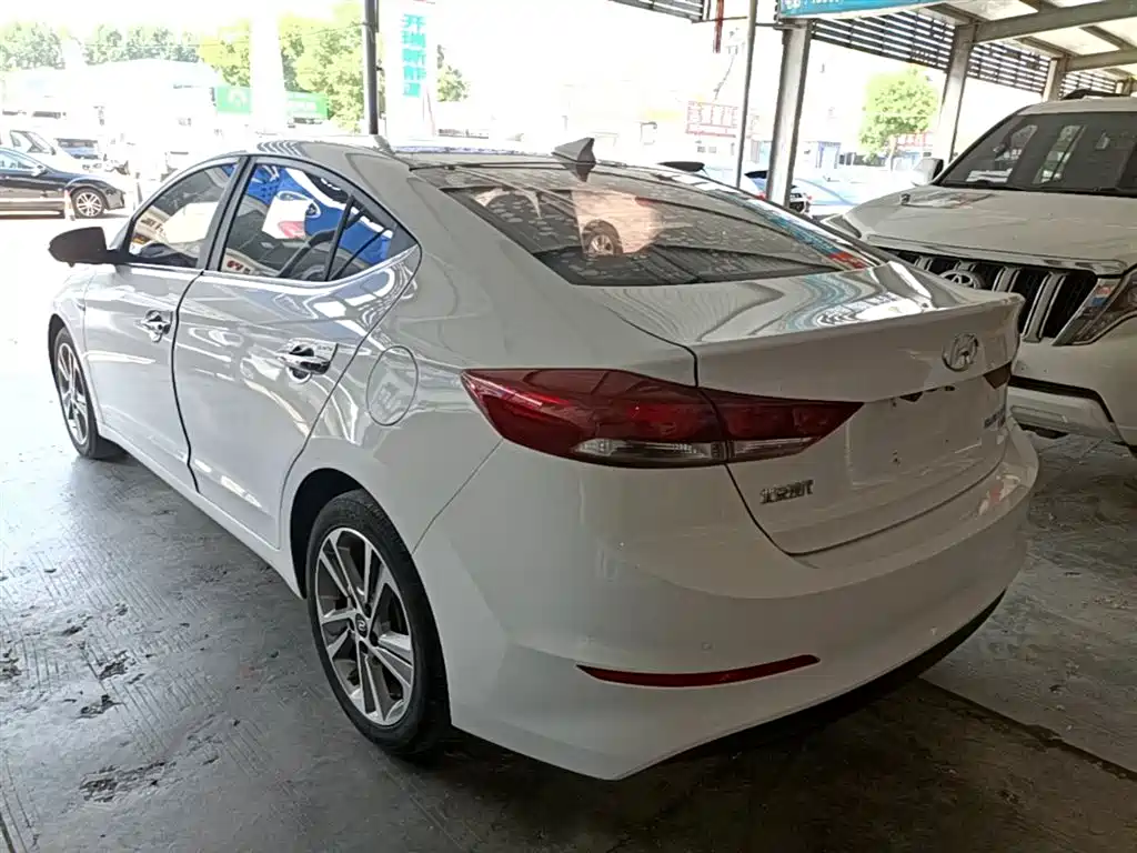Hyundai Elantra — фото 5