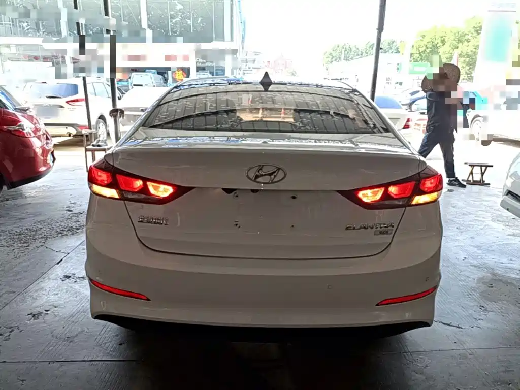 Hyundai Elantra — фото 6