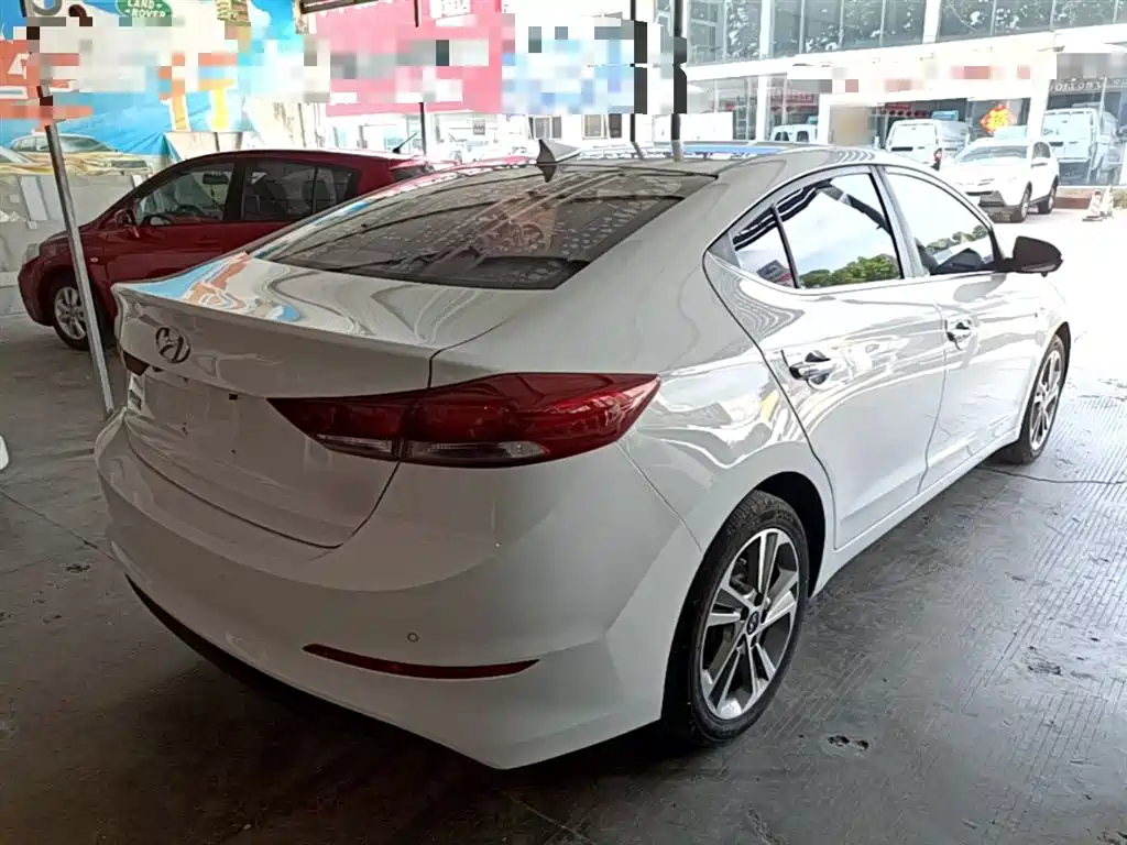 Hyundai Elantra — фото 7