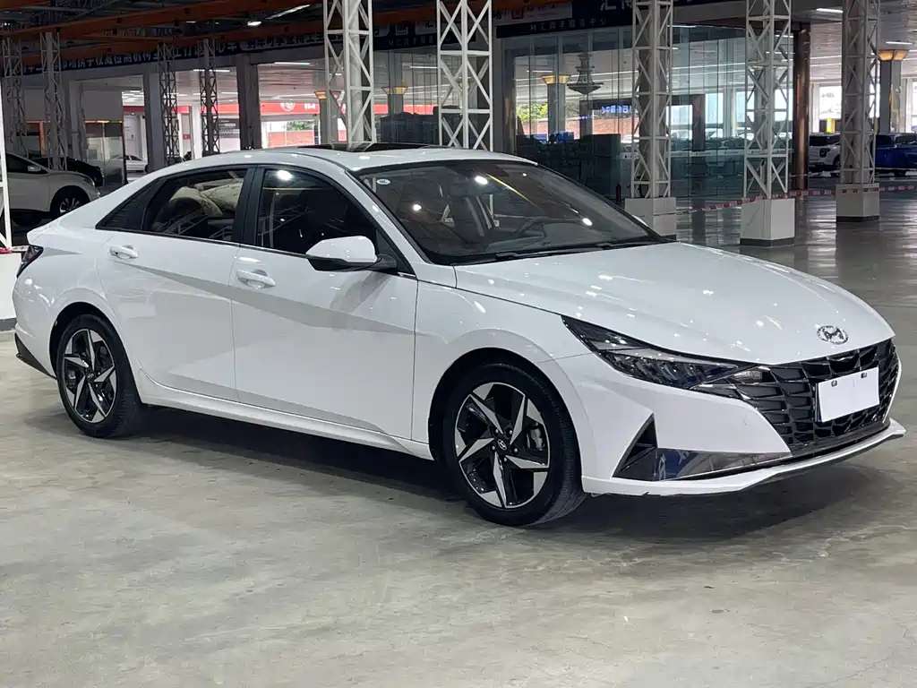 Hyundai Elantra — фото 3