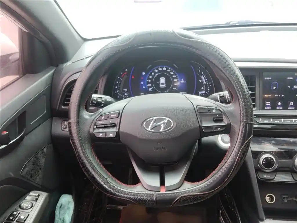 Hyundai Elantra — фото 3
