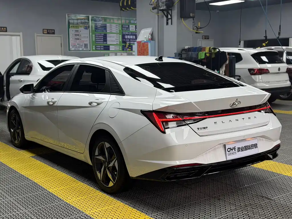 Hyundai Elantra — фото 4