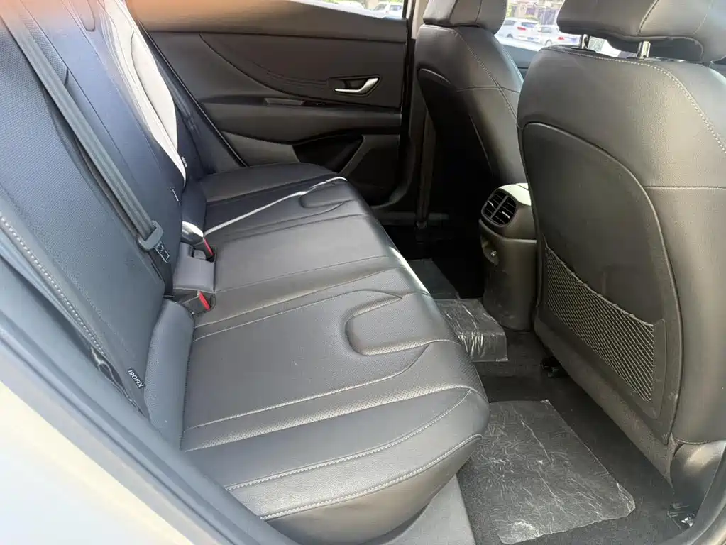 Hyundai Elantra — фото 18