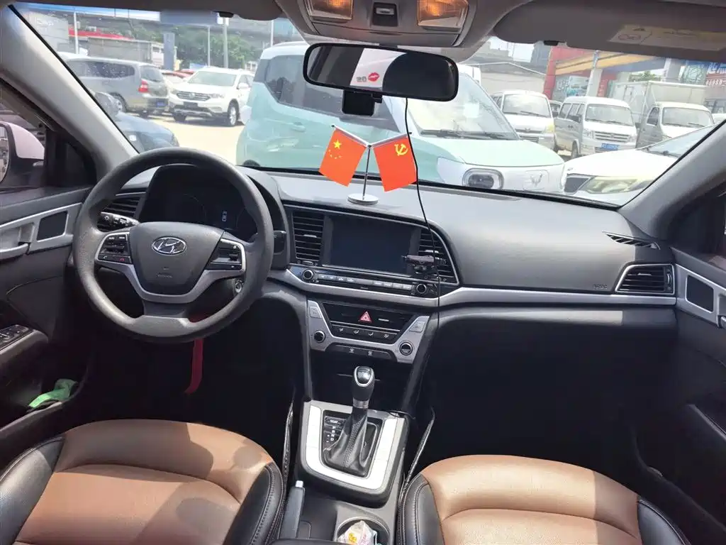 Hyundai Elantra — фото 11