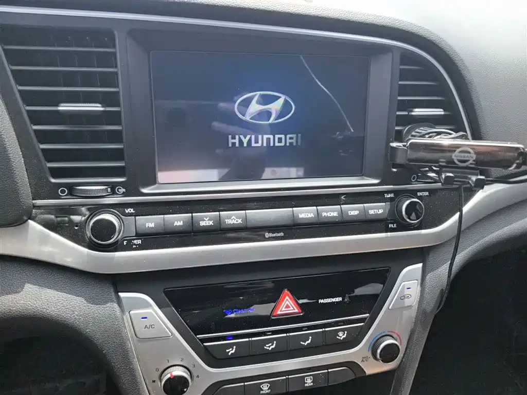 Hyundai Elantra — фото 13