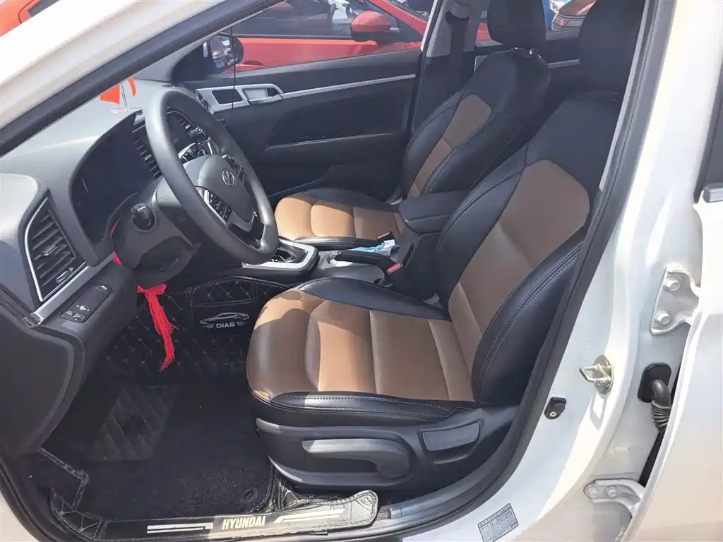 Hyundai Elantra — фото 14