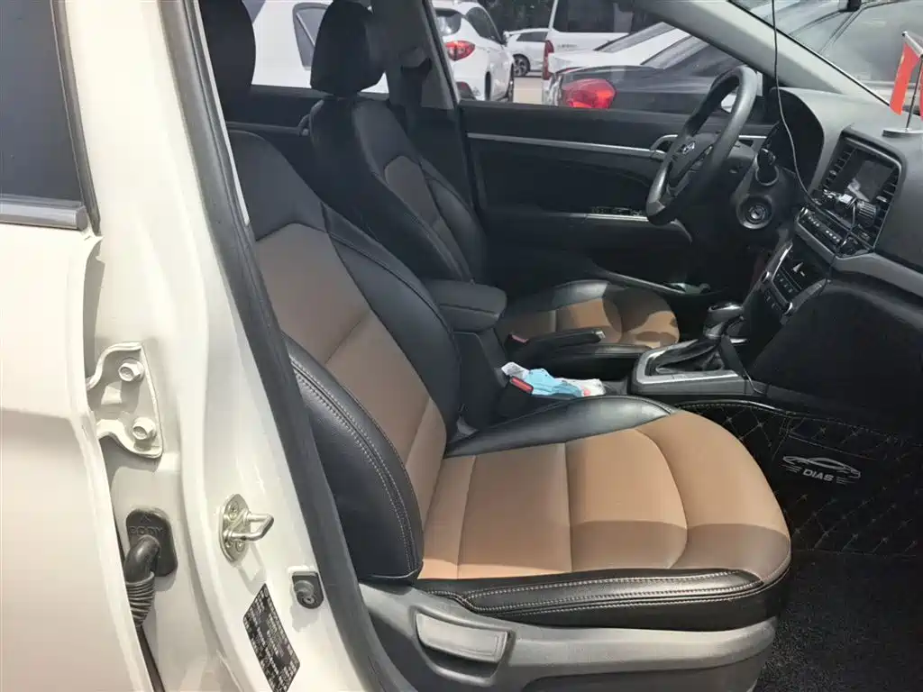 Hyundai Elantra — фото 17