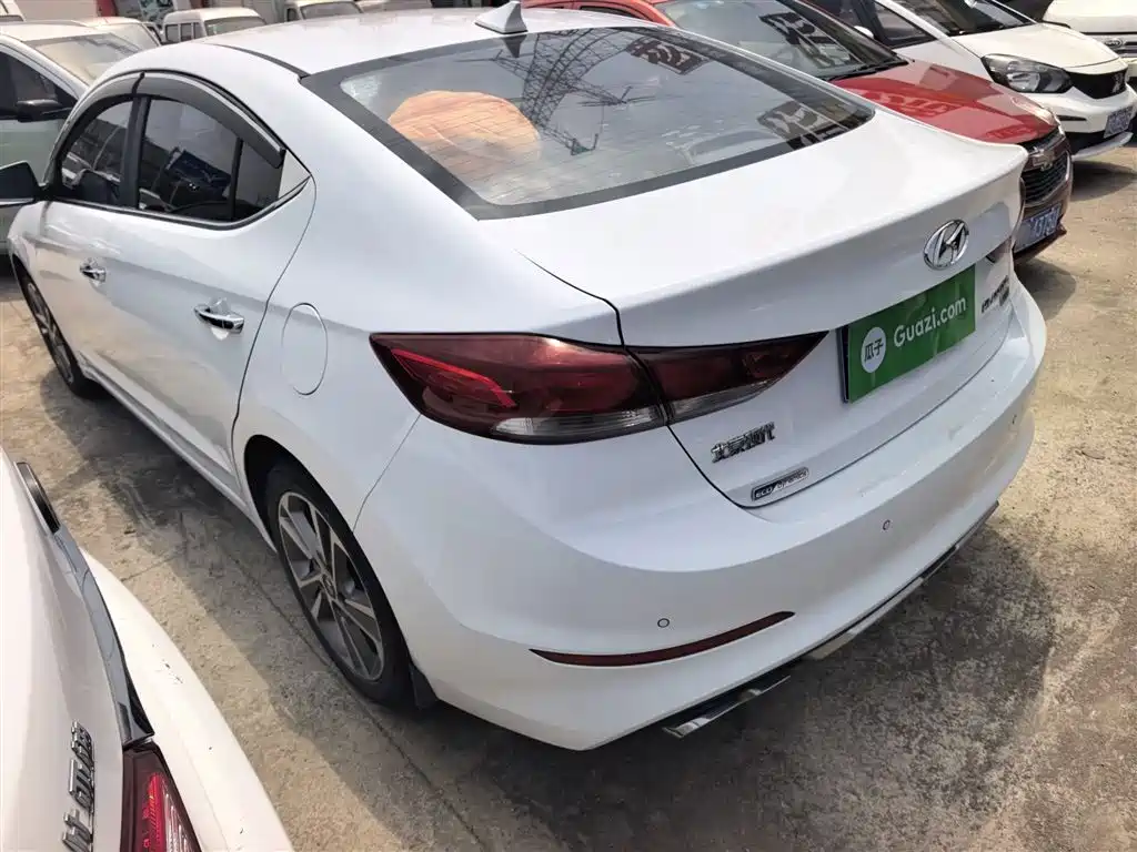 Hyundai Elantra — фото 7