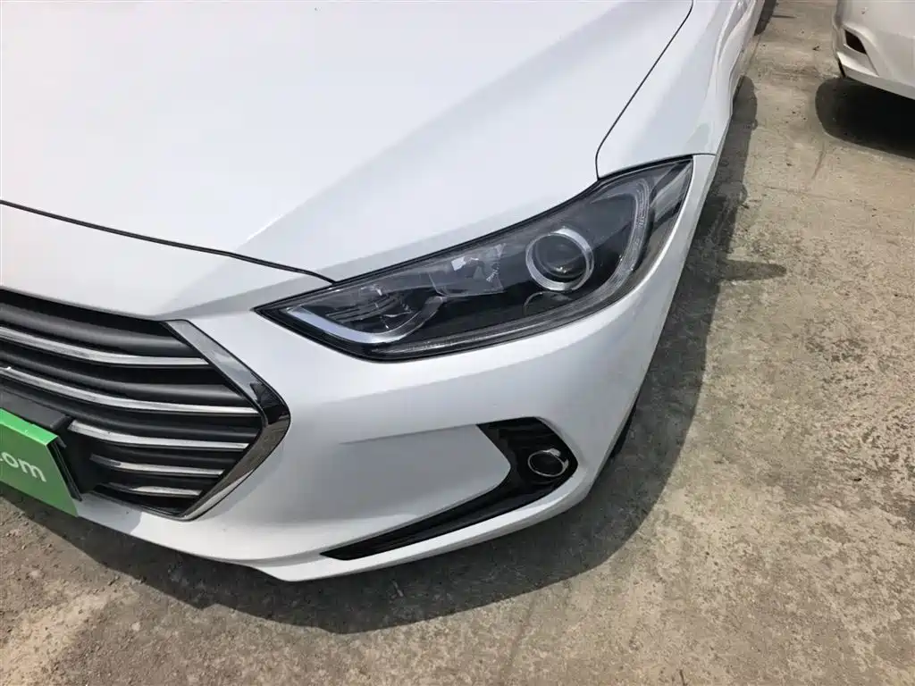 Hyundai Elantra — фото 10