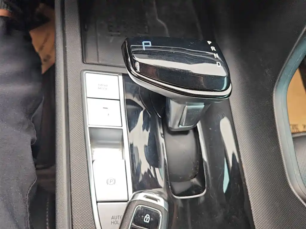 Hyundai Elantra — фото 14