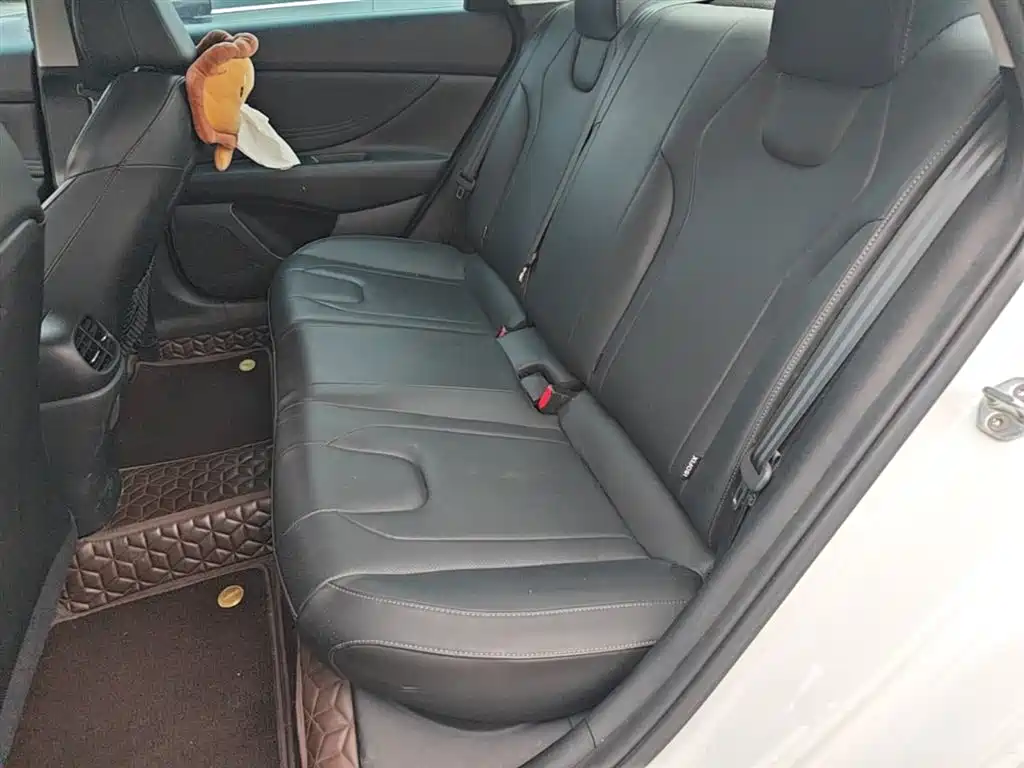Hyundai Elantra — фото 17