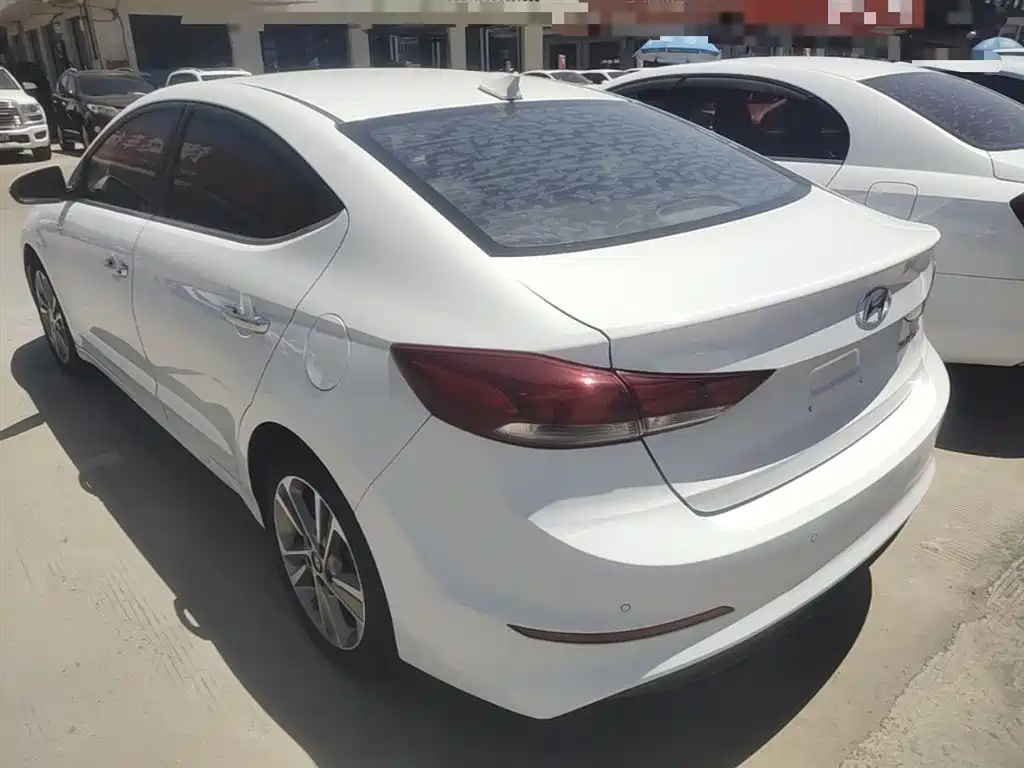 Hyundai Elantra — фото 5