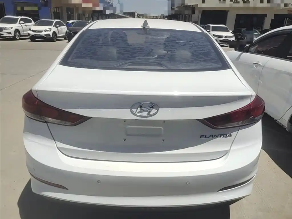 Hyundai Elantra — фото 6