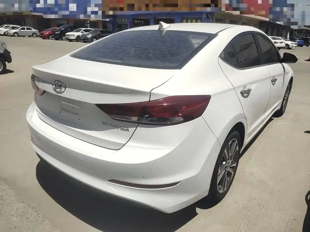 Hyundai Elantra — фото 7