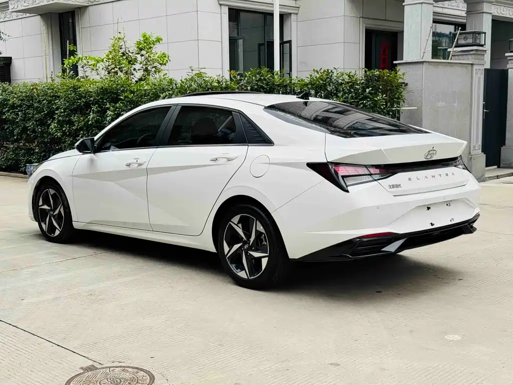 Hyundai Elantra — фото 10