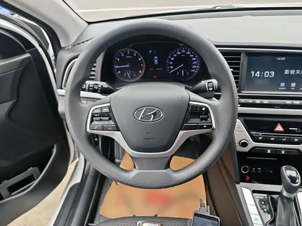 Hyundai Elantra — фото 11