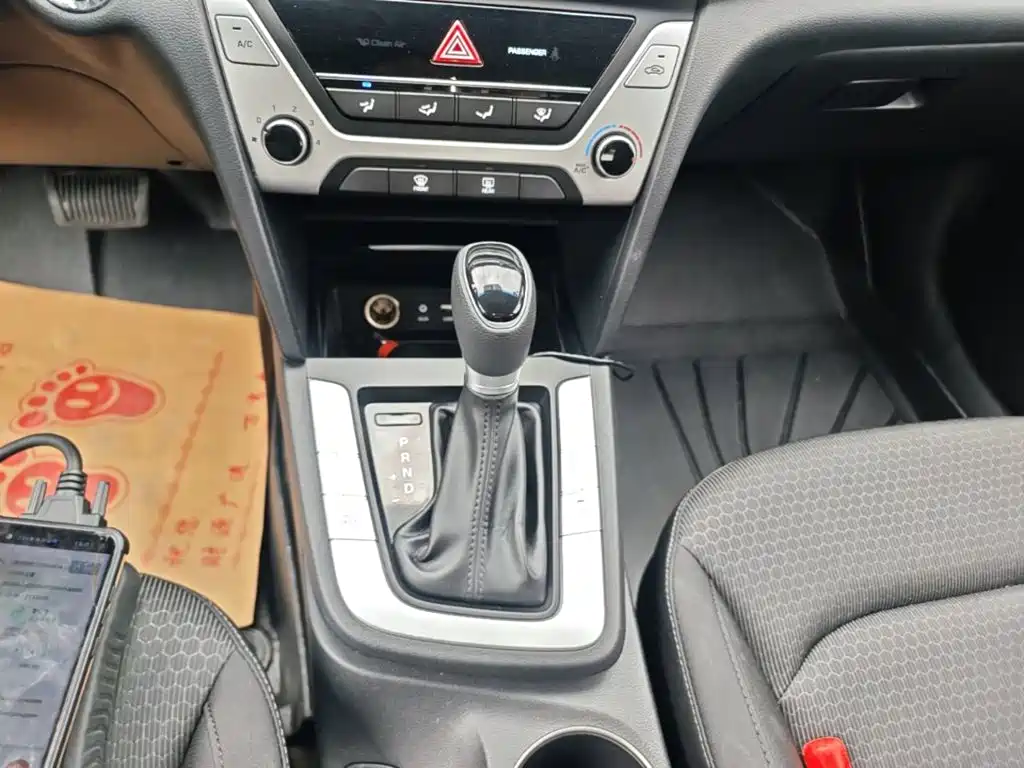 Hyundai Elantra — фото 14