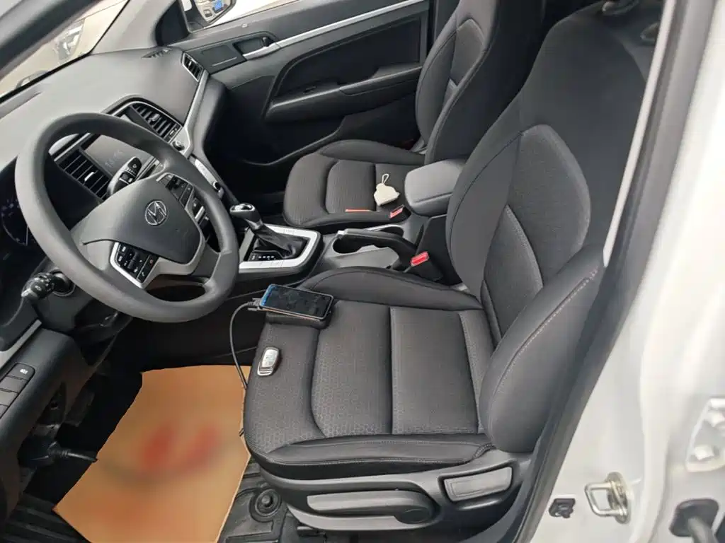 Hyundai Elantra — фото 15