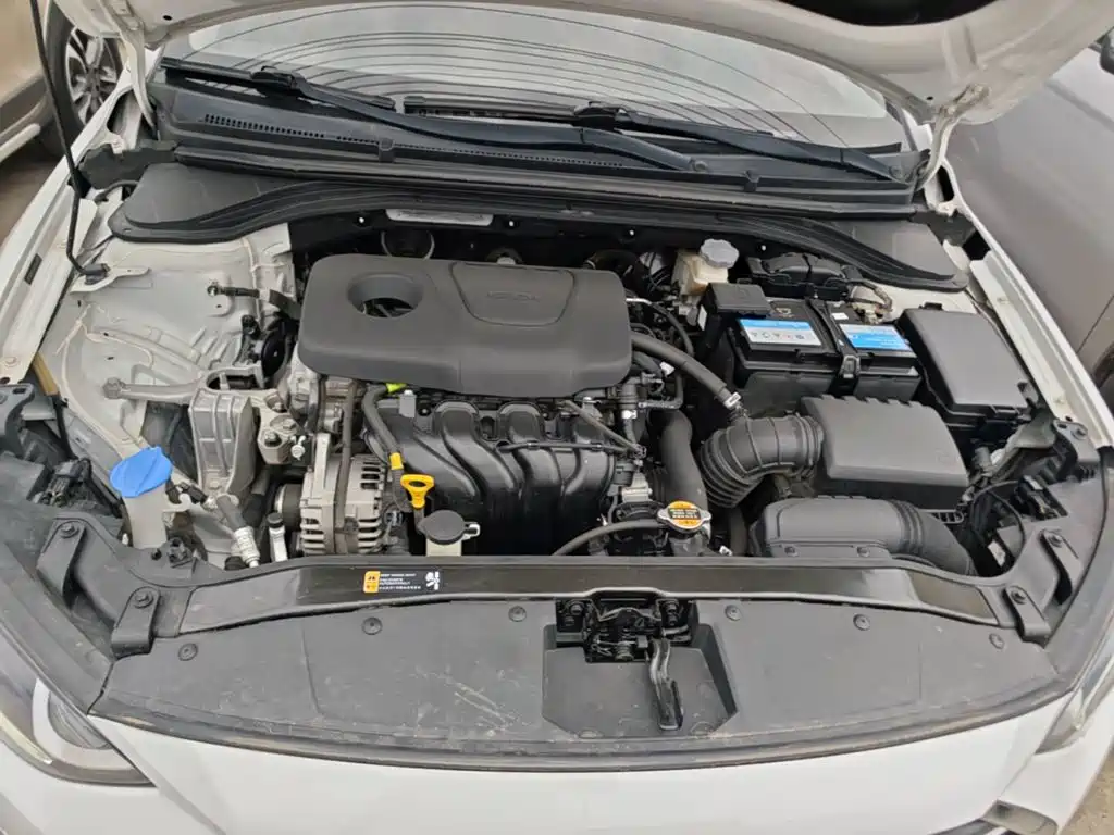 Hyundai Elantra — фото 20