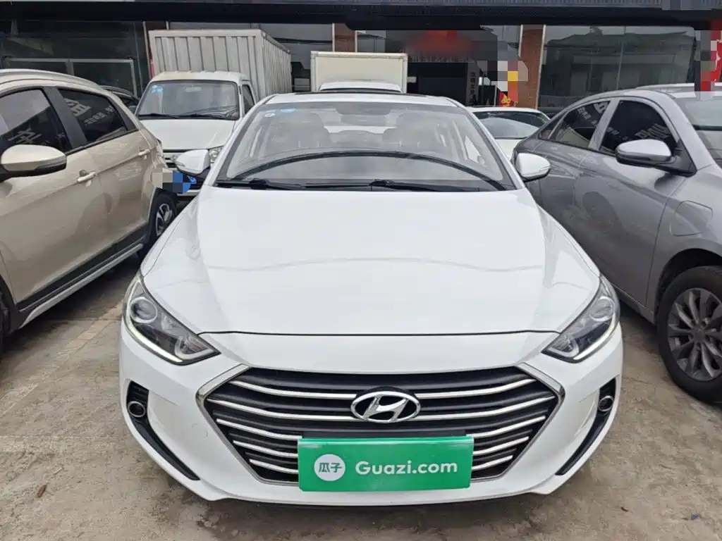 Hyundai Elantra — фото 3