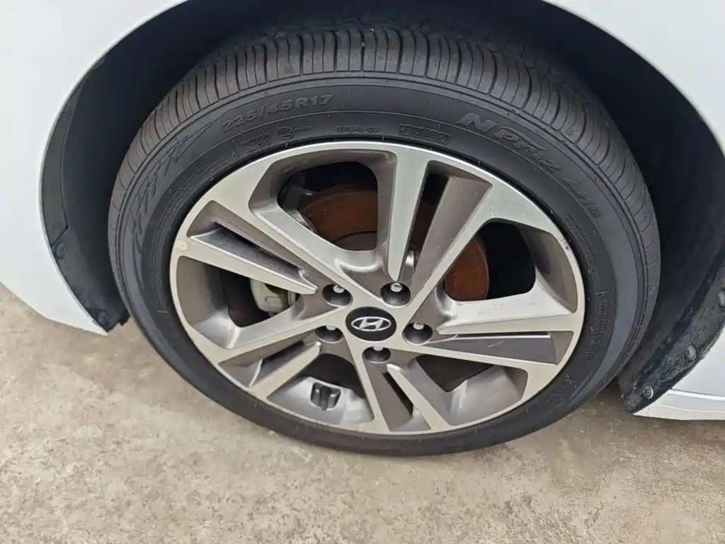 Hyundai Elantra — фото 23