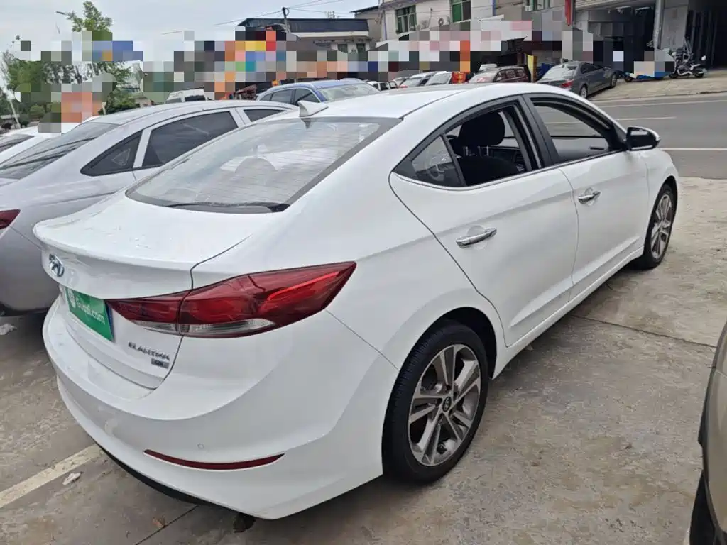 Hyundai Elantra — фото 7