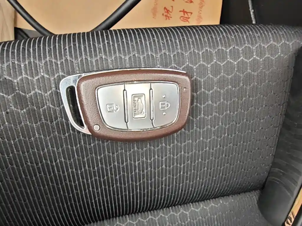 Hyundai Elantra — фото 9