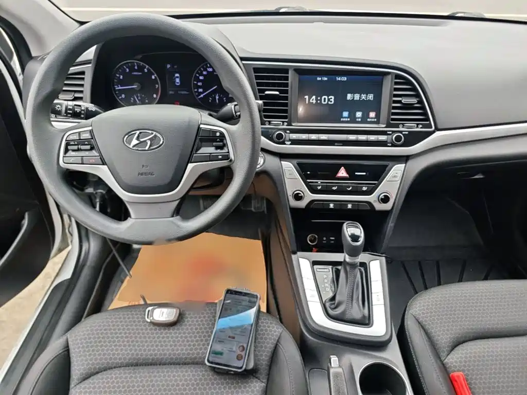 Hyundai Elantra — фото 10
