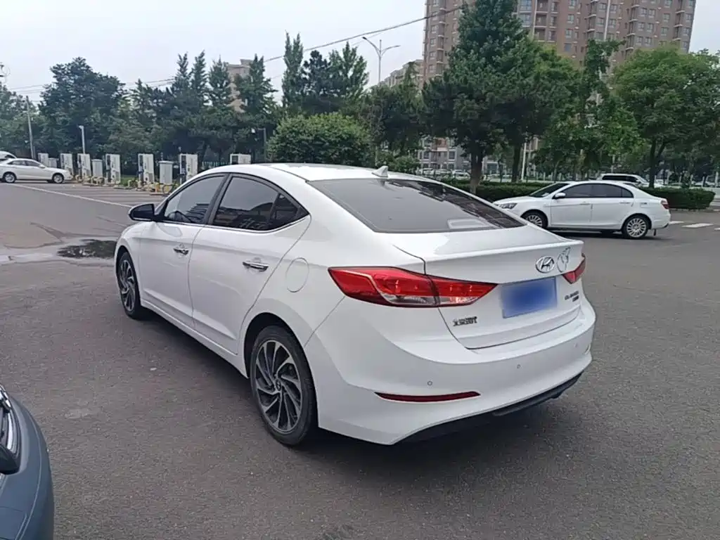 Hyundai Elantra — фото 5
