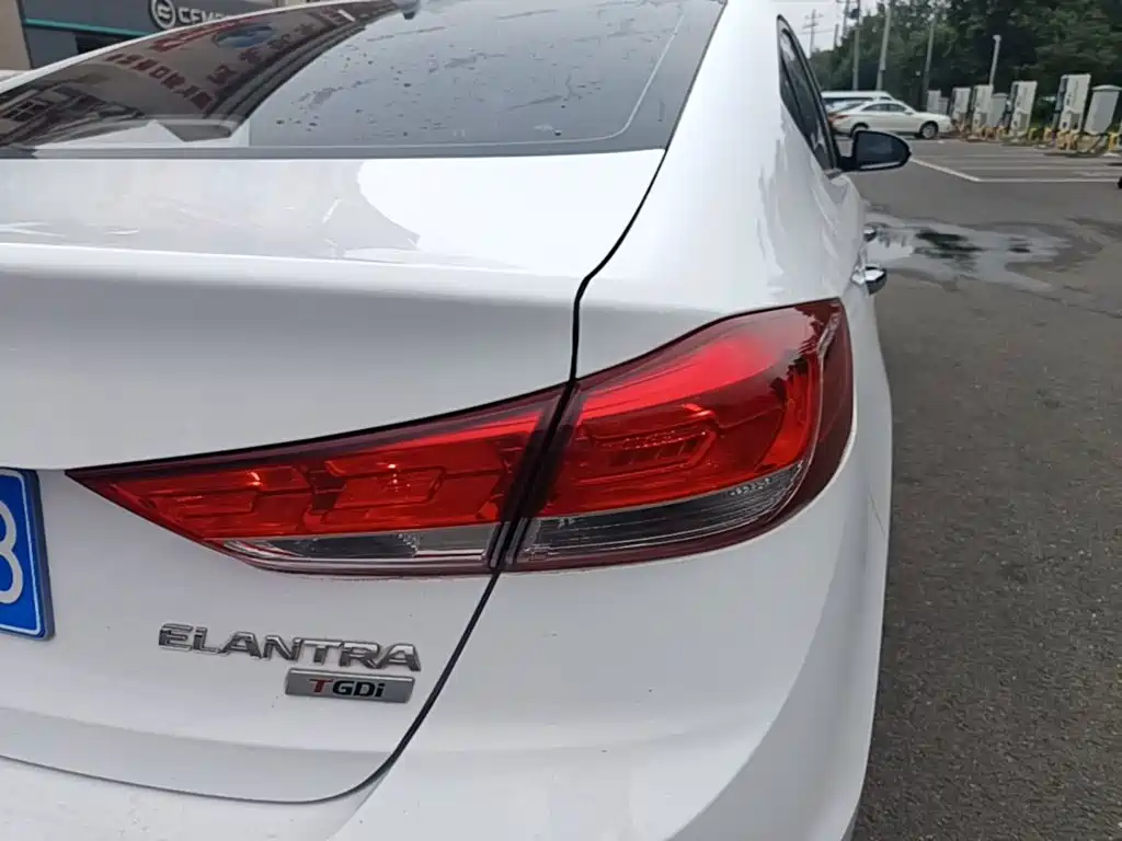 Hyundai Elantra — фото 8