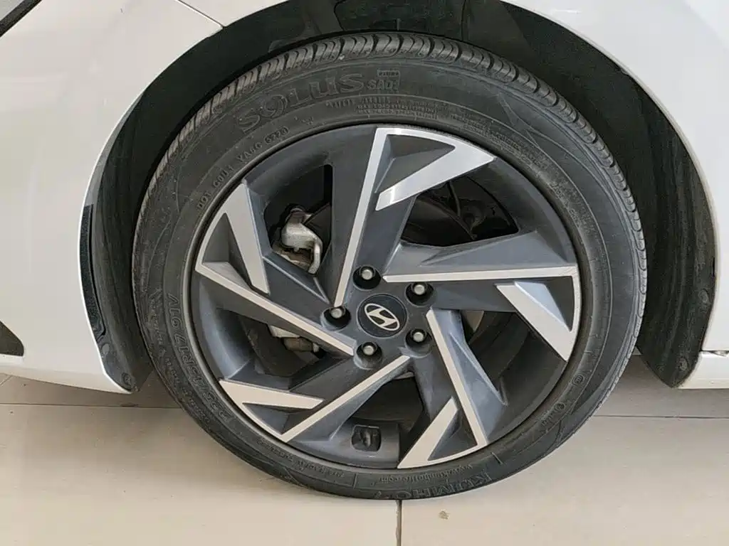 Hyundai Elantra — фото 23