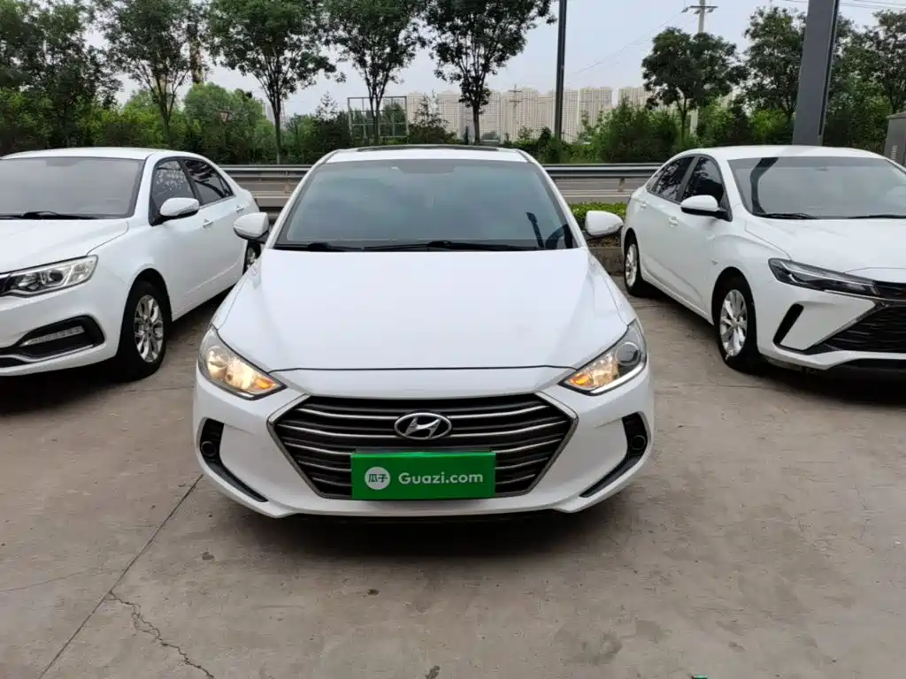 Hyundai Elantra — фото 3
