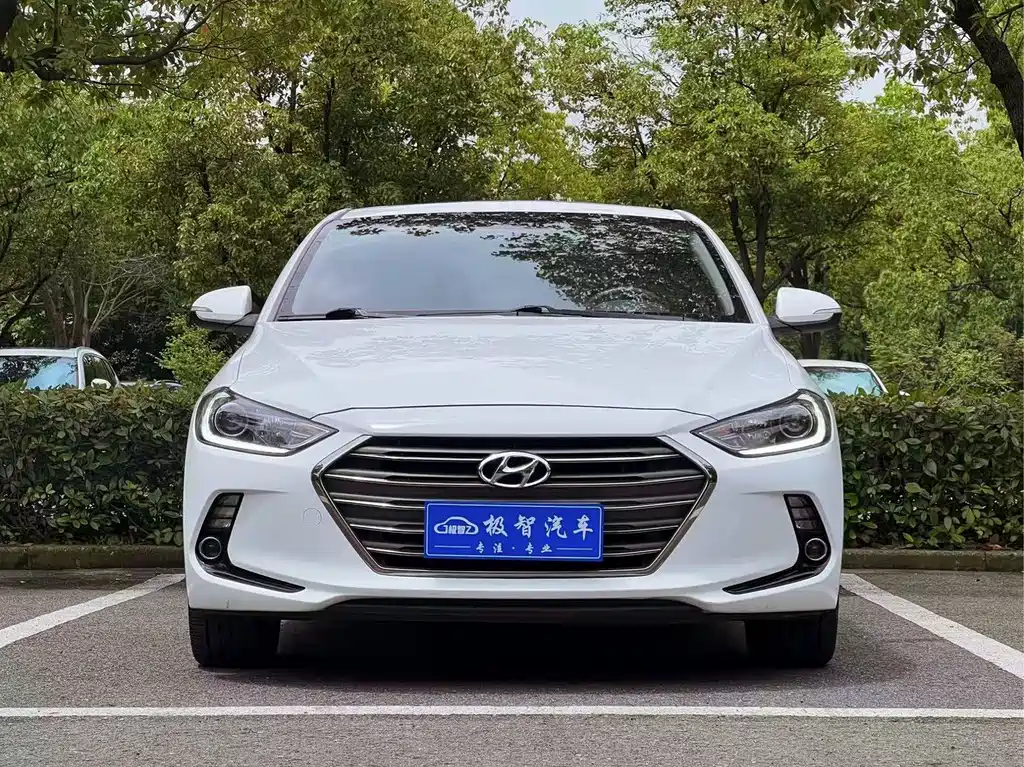 Hyundai Elantra — фото 2