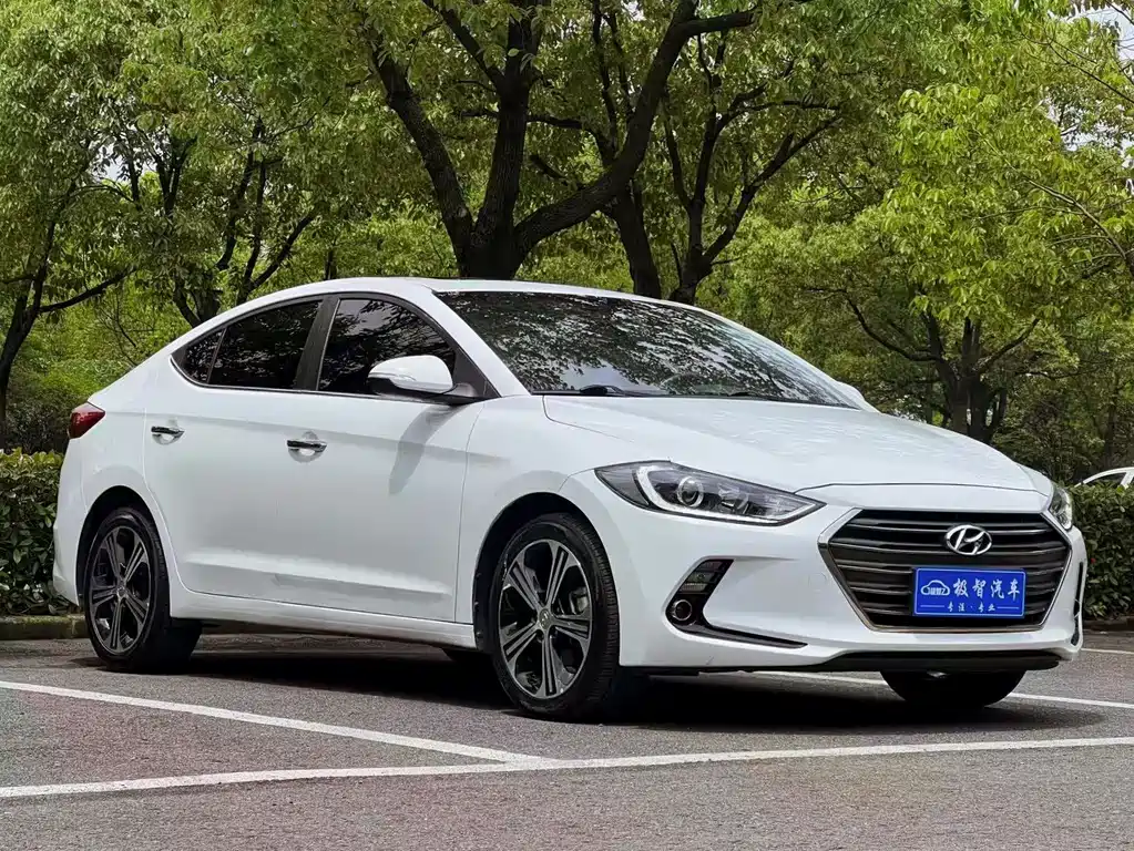 Hyundai Elantra — фото 3